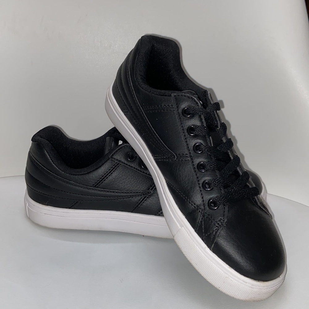 FILA BLACK LEATHER SNEAKERS SIZE 6.5